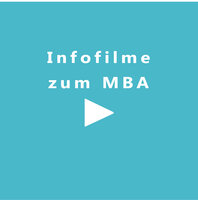 Auf grünem Hintergrund steht in weißer Schrift Infofilme zum MBA. Unter dem Schriftzug ist ein weißer Pfeil mit dem Startsymbol (Pfeil, der nach rechts zeigt) abgebildet.