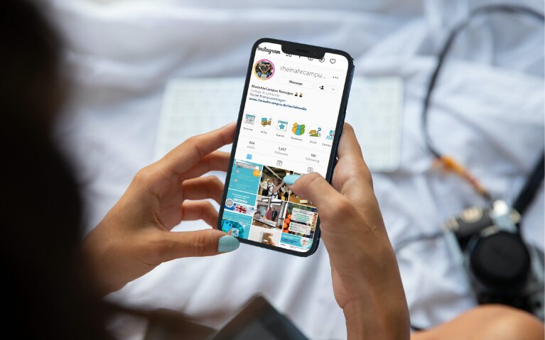 Smartphone mit Instagram Kanals des Campus Remagen