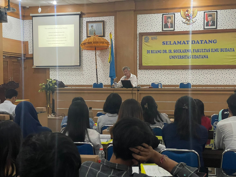 Vortrag vor Studierenden der Universität Bali, Peter-Erwin Jansen, M.A.