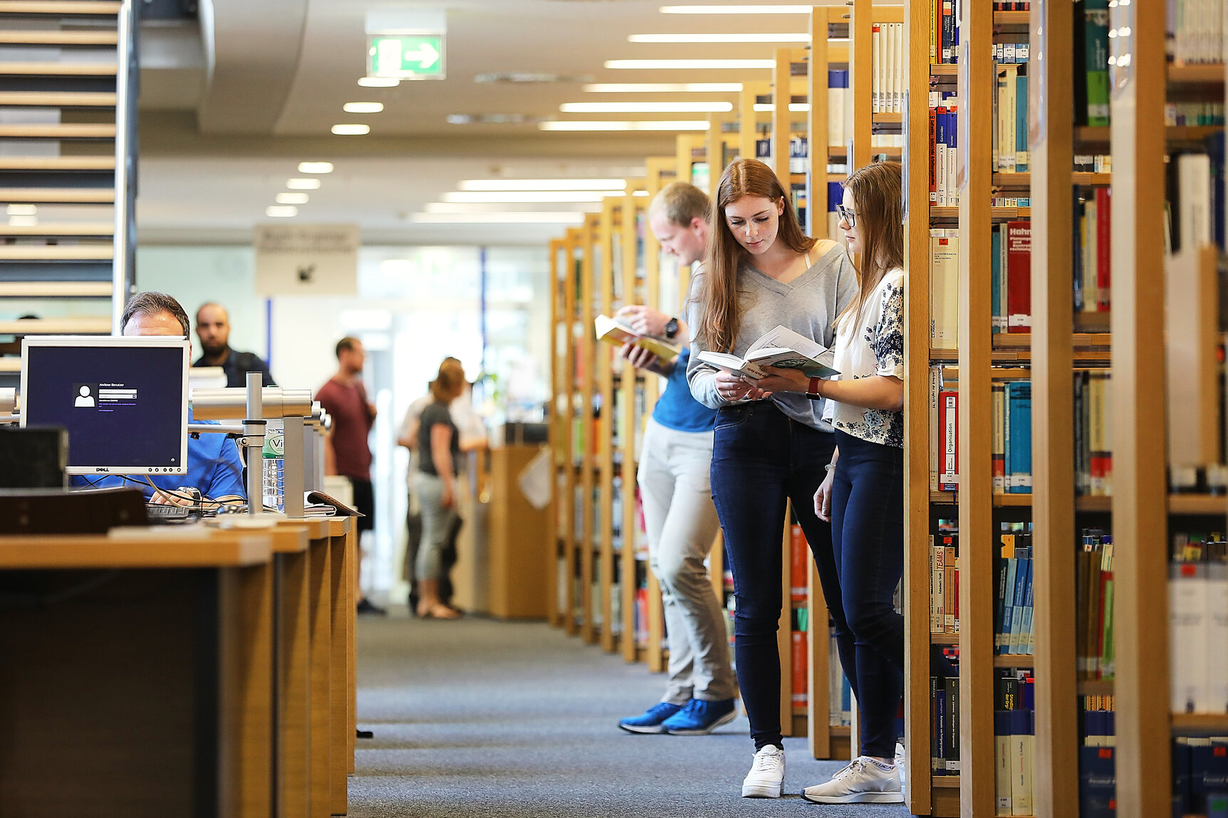 Studierende in der Bibliothek