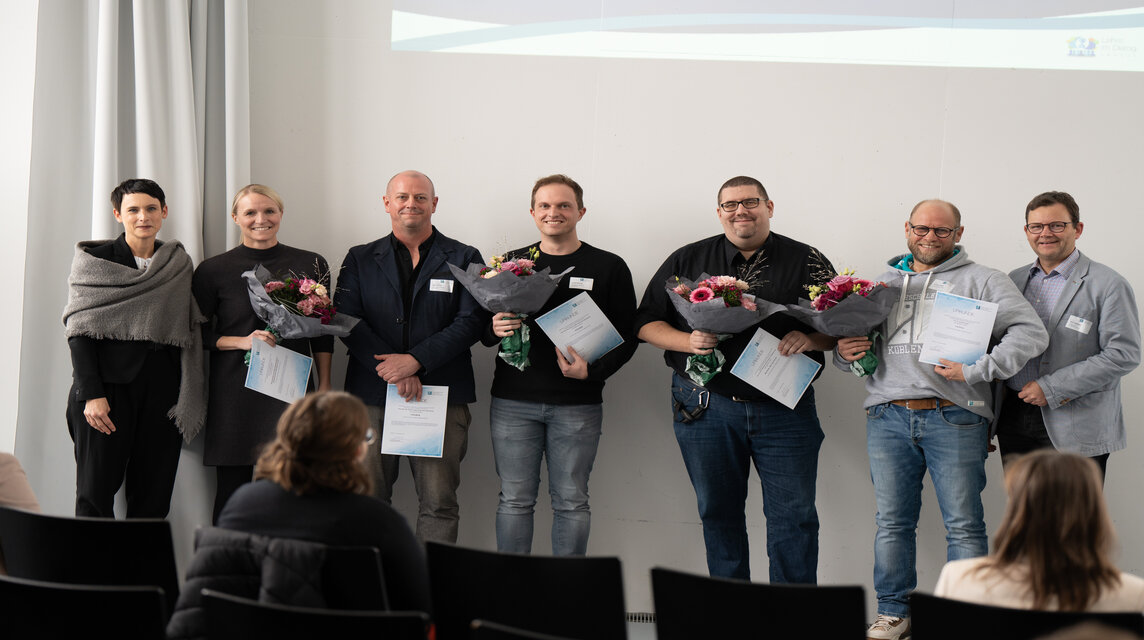 Die Gewinner der weiteren Förderung gemeinsam mit der Leiterin der Abt. Qualität in Studium & Lehre und dem Vizepräsidenten. v.l.n.r. Dr. Kerstin Voß, Prof. Dr. Mareike Heinzen, Prof. Dr. Marc immel, Lukas Mehring, Daniel Griemert, Prof. Dr. Andreas Hesse