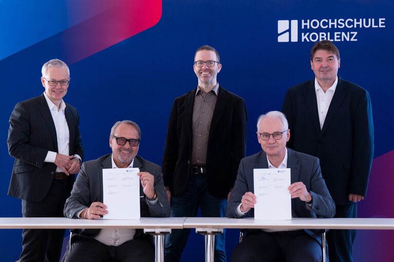 Partner von HWK und Hochschule bei der Unterzeichnung eines Kooperationsvertrags