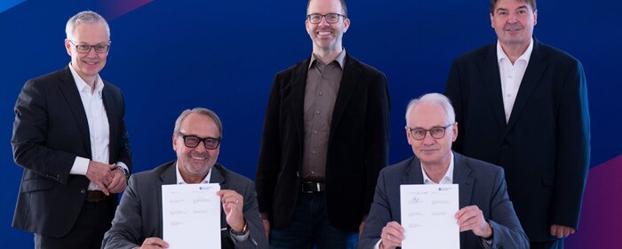 Partner von HWK und Hochschule bei der Unterzeichnung eines Kooperationsvertrags