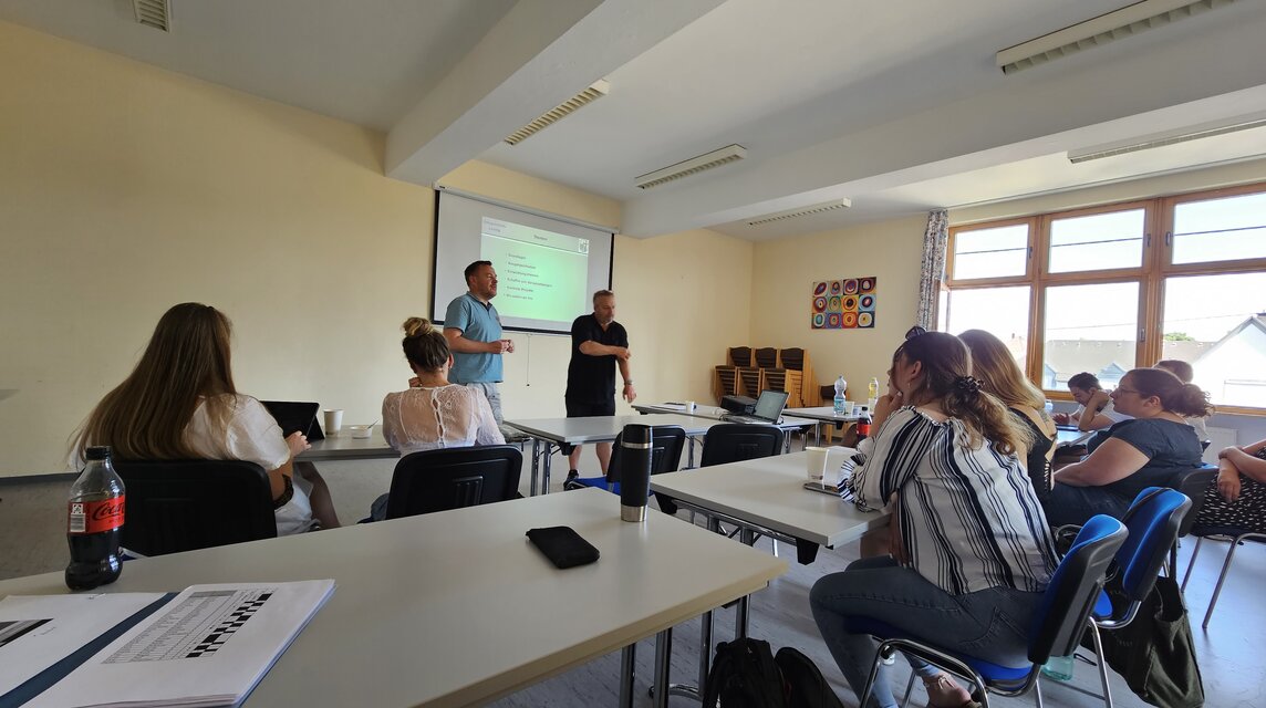 Studierende im Gemeindesaal