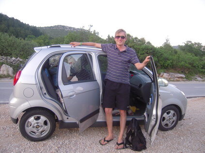 Jens und ein sehr kleines Auto
