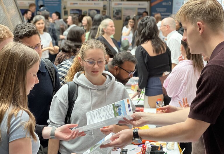 Studierende informieren sich an den Ständen der Auslandsmesse