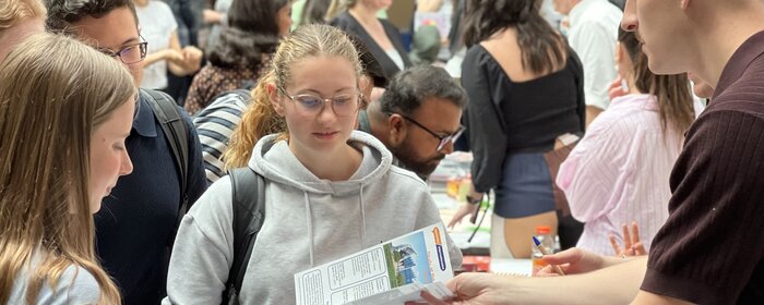 Studierende informieren sich an den Ständen der Auslandsmesse