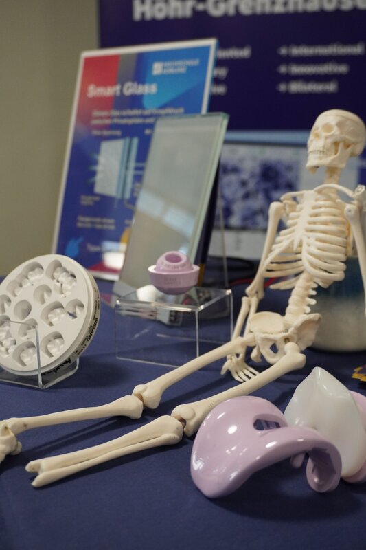 Teile z.B. ein Mini-Sklett aus Keramik