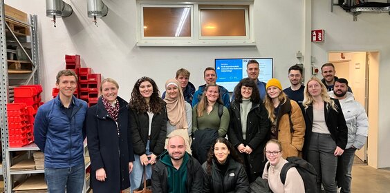Gruppenfoto Studierende Wirtschaftsstudiengänge Remagen bei R&W Maschinenbau in Remagen