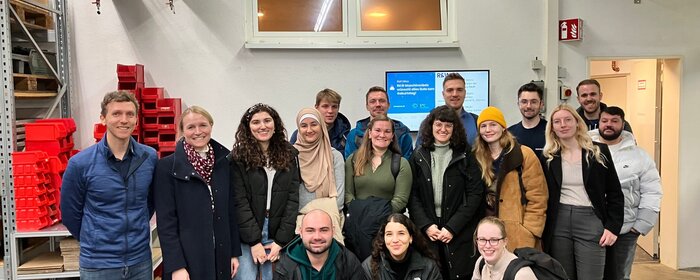 Gruppenfoto Studierende Wirtschaftsstudiengänge Remagen bei R&W Maschinenbau in Remagen