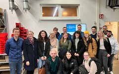 Gruppenfoto Studierende Wirtschaftsstudiengänge Remagen bei R&W Maschinenbau in Remagen
