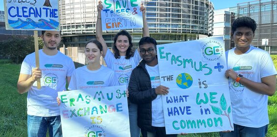 Erasmus-Studierende des RheinAhrCampus Remagen mit ihren selbstgemalten Plakaten für die Fridays for Future Demonstration  