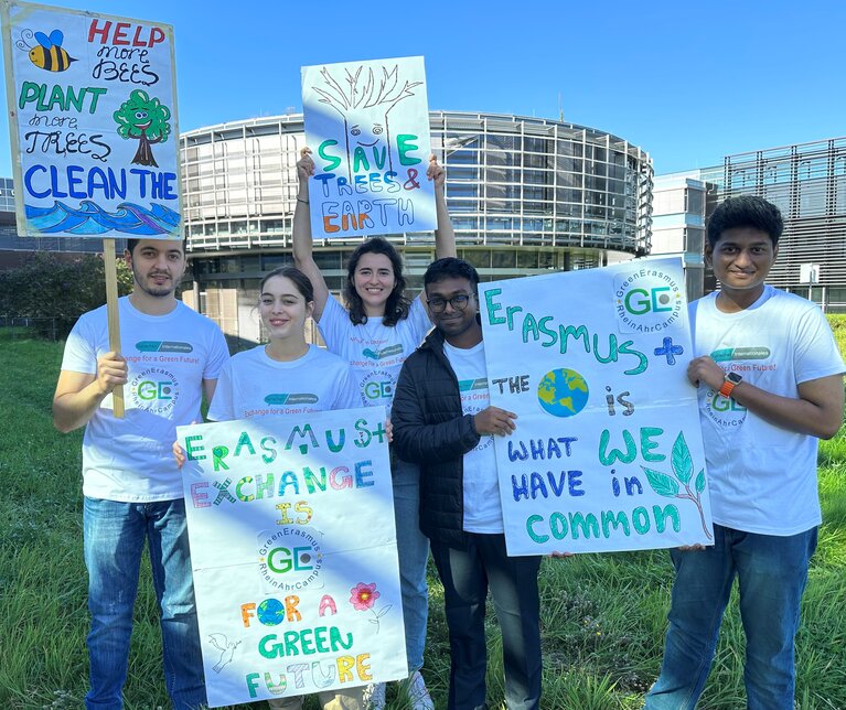 Erasmus-Studierende des RheinAhrCampus Remagen mit ihren selbstgemalten Plakaten für die Fridays for Future Demonstration  