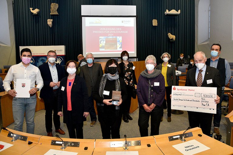 Vertreter*innen des Bündnis Remagen als Gruppenfoto, alle mit Abstand und Maske. Sie erhalten den Preis für Zivilcourage  
