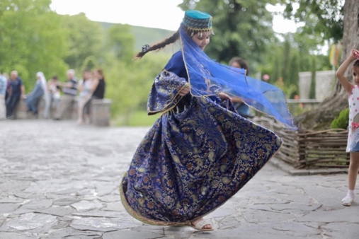 Aserbaidschanische Kinder in traditionellen Gewändern