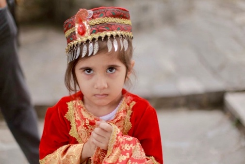 Aserbaidschanische Kinder in traditionellen Gewändern