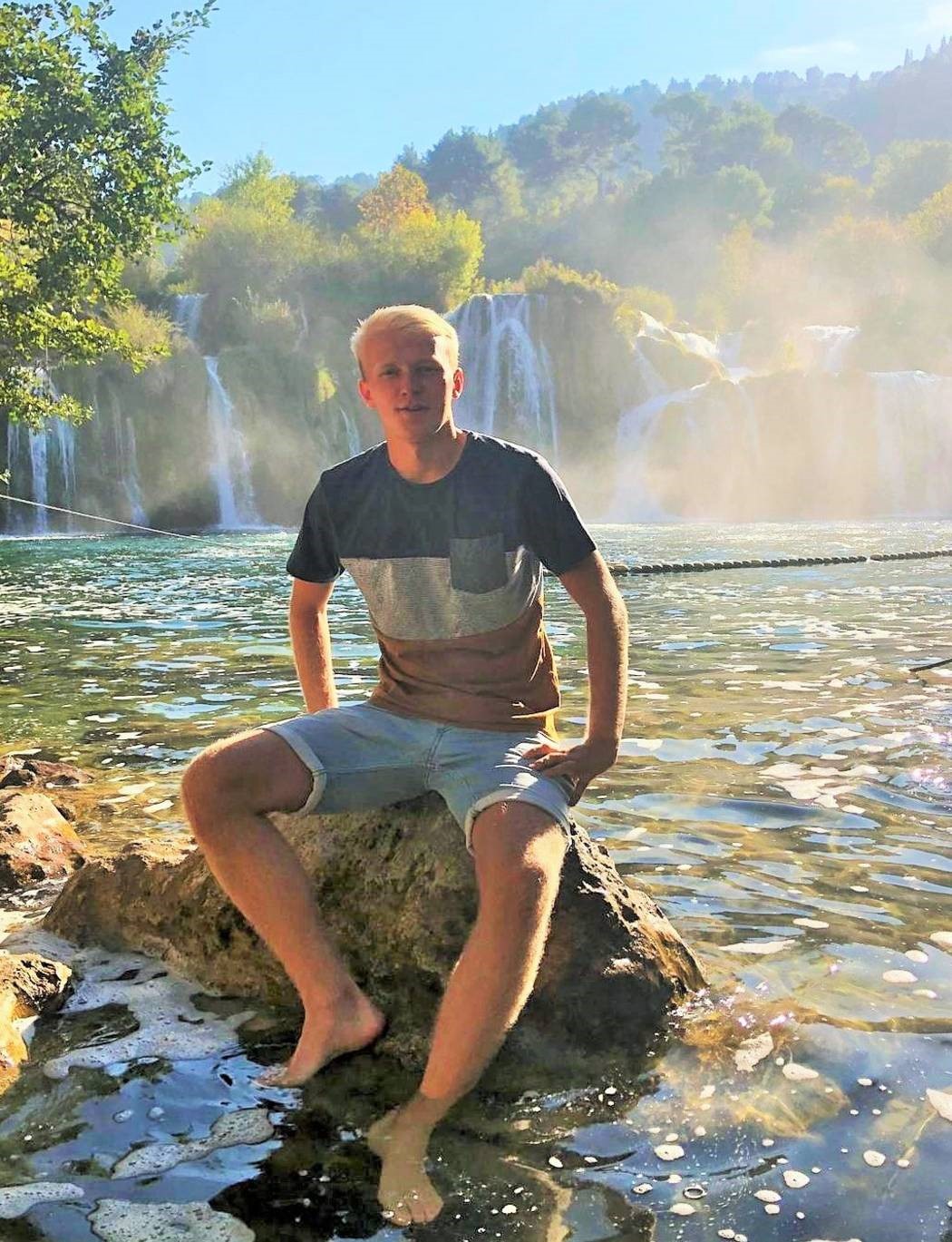 Dennis vor den Wasserfällen im Nationalpark Krka