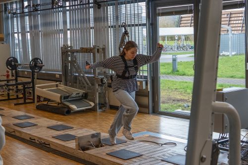 Eine Frau läuft über einen Parcours im Ganglabor