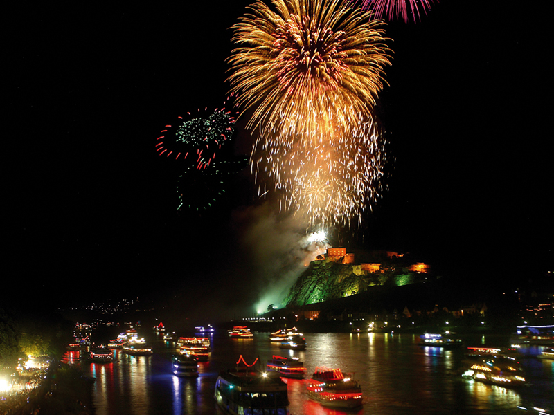 [Translate to English:] Feuerwerk Rhein in Flammen