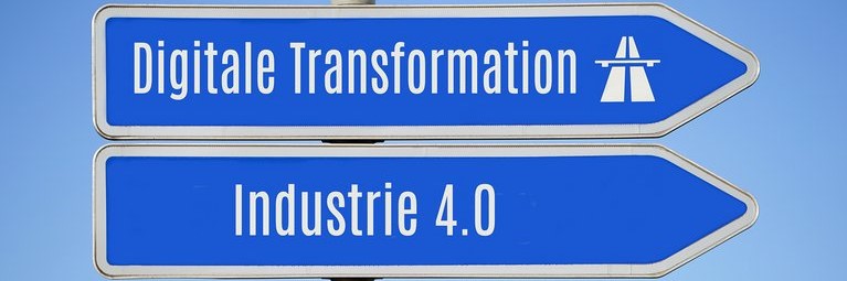 Schilder mit den Beschriftungen Digitale Transformation und Industrie 4.0