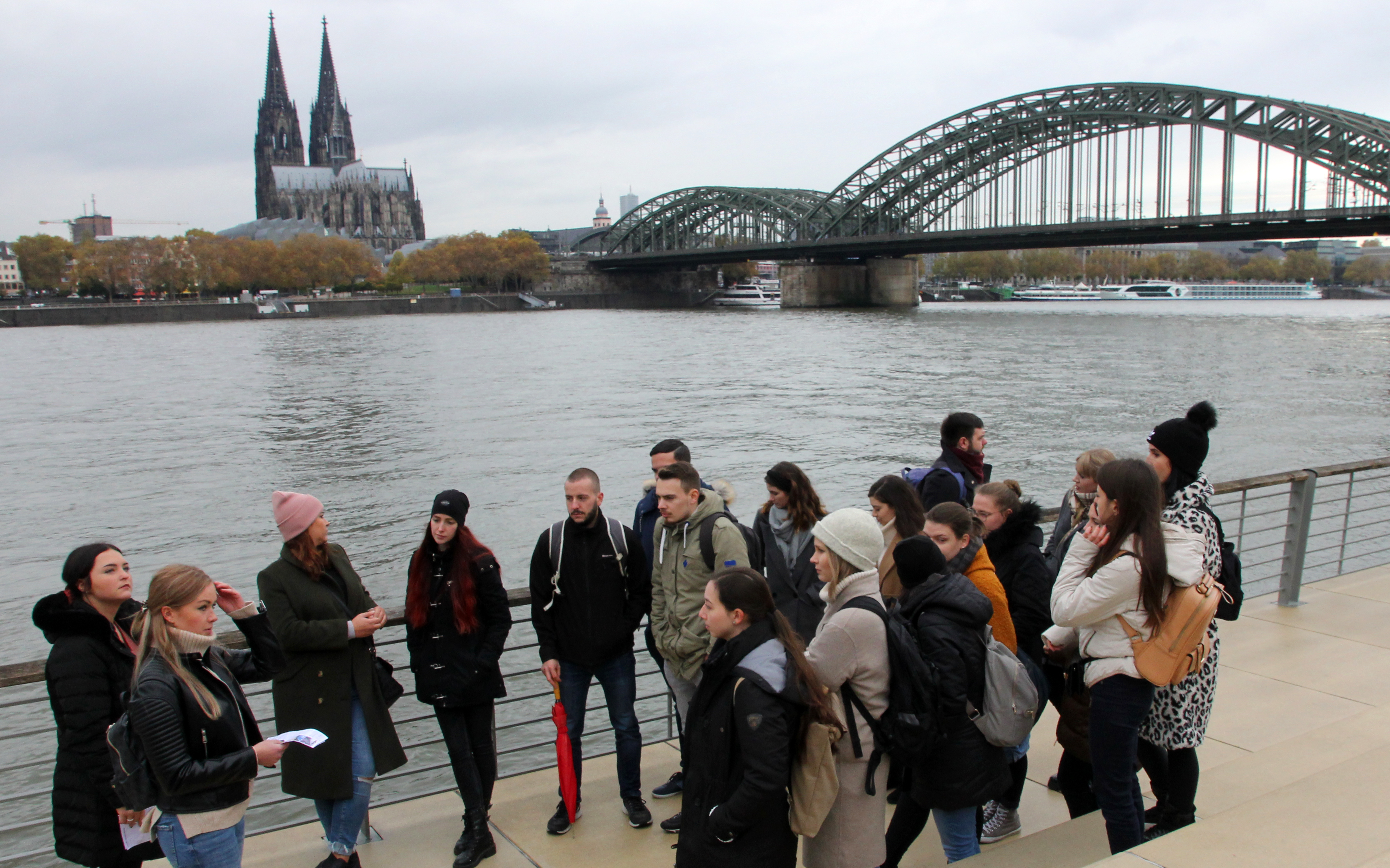 Gruppe von Studierenden vor dem Kölner Dom