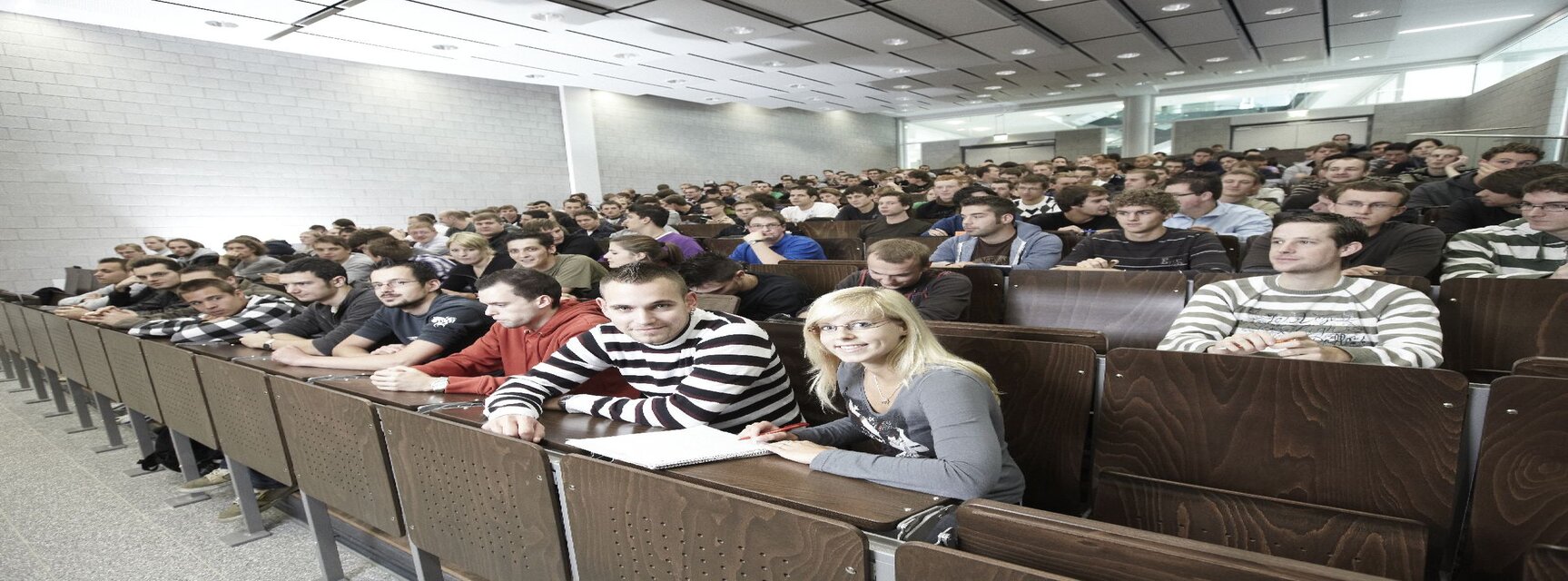 Eine Gruppe von Studenten sitzt im Hörsaal