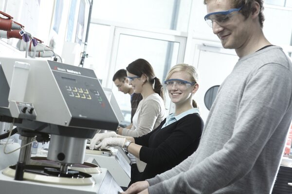 Studierende im Labor der HS