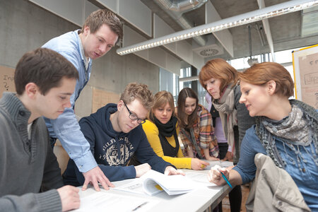 Studentengruppe zusammen an Tisch