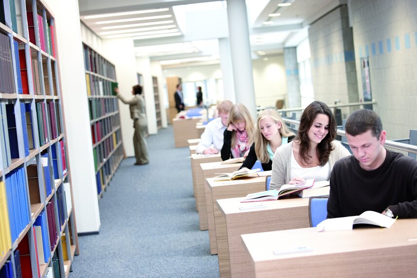 Abbildung einiger Lernplätze in der Bibliothek