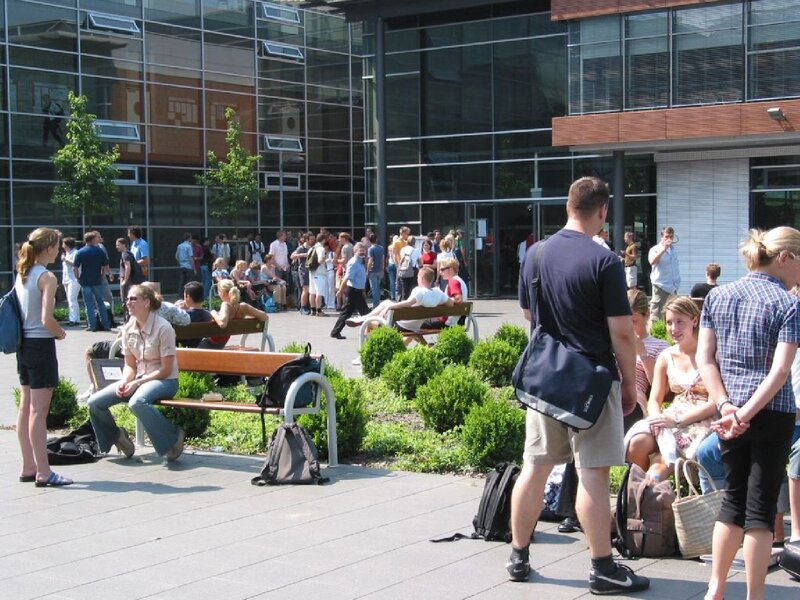 Studierende im Innenhof des Campus